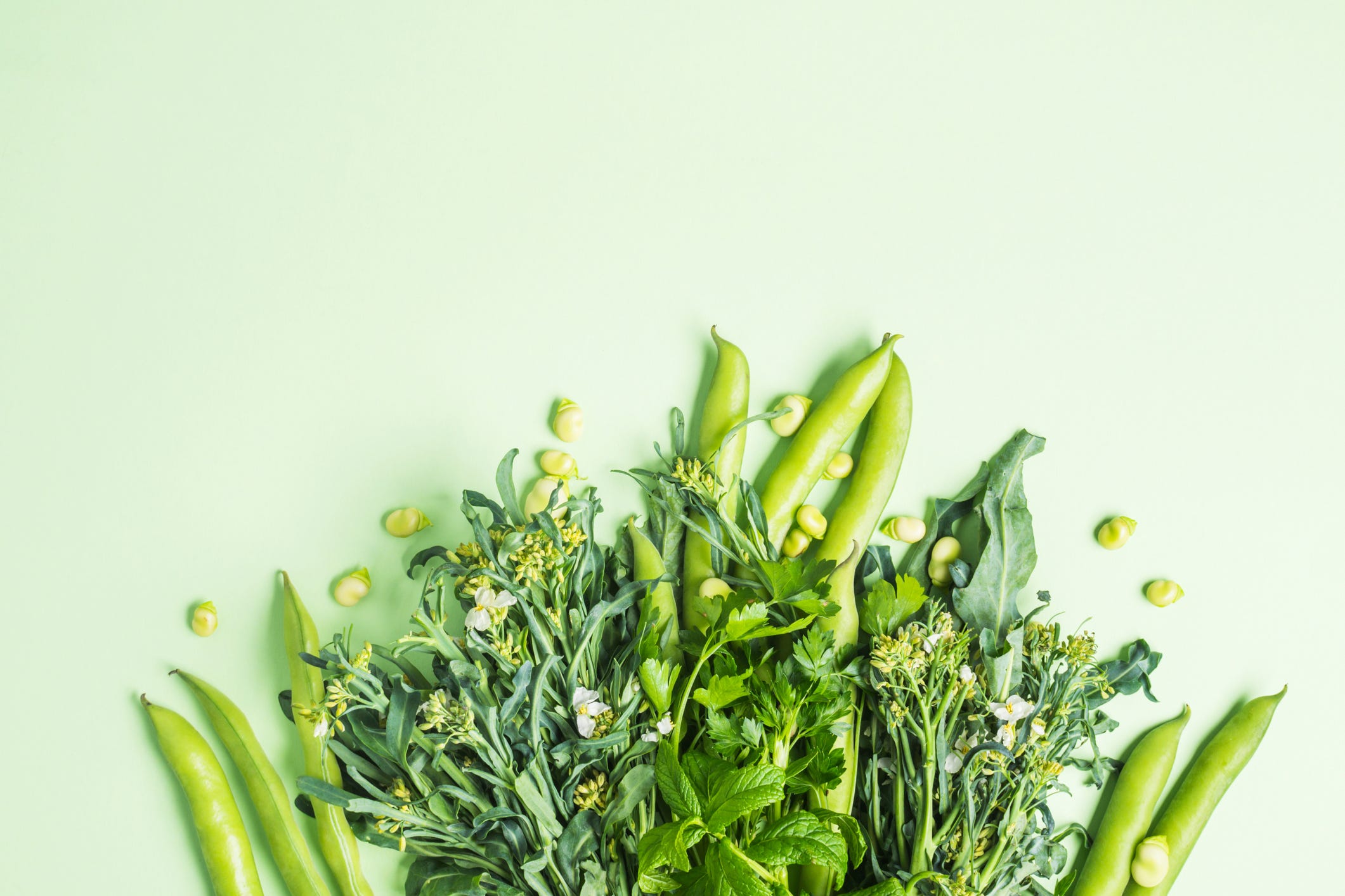  légumes verts et herbes sur fond pastel