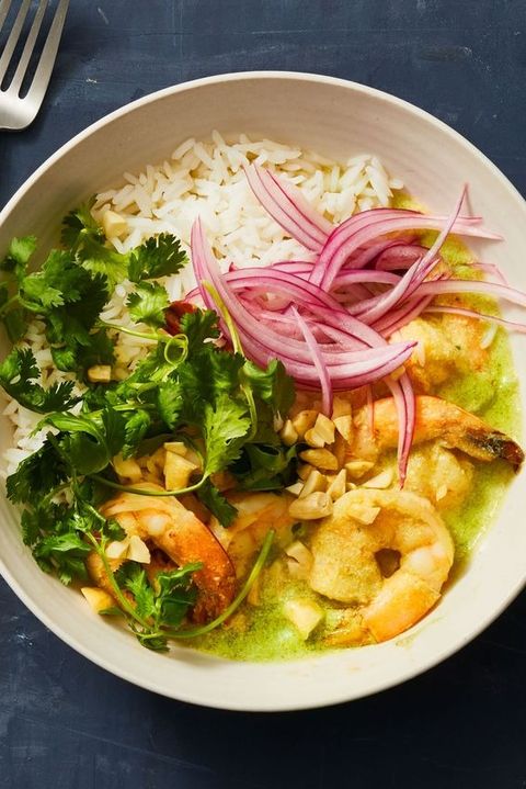 green curry shrimp with red onion, cilantro and white rice