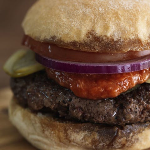 ハンバーガーをこぼさず きれいに食べる7つの方法 間違った食べ方をしていませんか