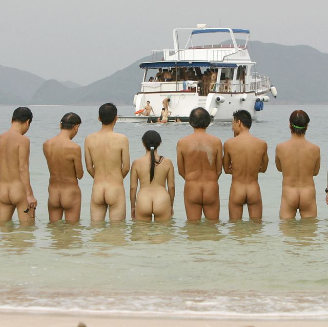 un grupo de nudistas en la playa