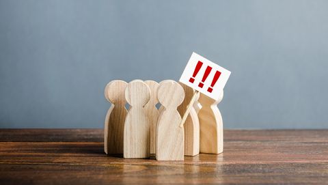 houten poppetjes met protestbord