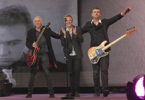 grupo la unión rafa sánchez, mario martínez y luis bolín en concierto en la noche de cadena 100 en 2014