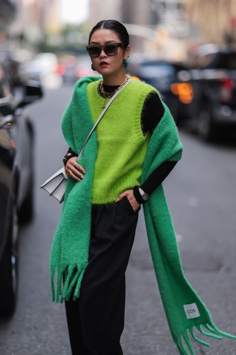 street style september 2022 new york fashion week vrouw in groene top met donkergroene sjaal
