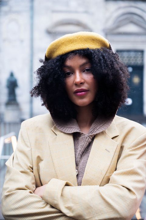 copenhagen fashion week streetstyle foto van vrouw met krullen en baret