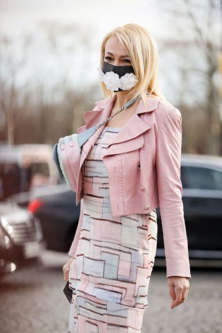 Street Style - Paris Fashion Week - Womenswear Fall/Winter 2020/2021 : Day Nine