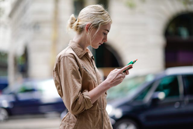 コロナ禍で急増 つい見てしまうスマホ依存を克服するには ハーパーズ バザー Harper S Bazaar 公式 コロナ禍で急増 つい見てしまうスマホ依存を克服するには ハーパーズ バザー Harper S Bazaar 公式