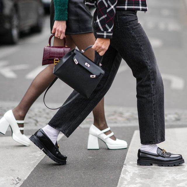 gasten dragen loafers tijdens paris fashion week fw 2022 2023