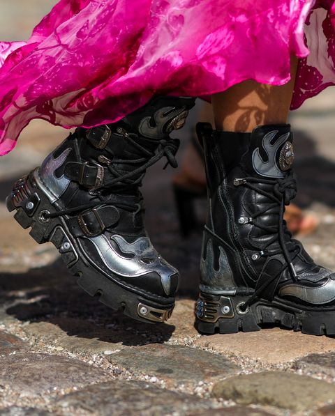 close up biker boots met roze jurk gedragen door gast tijdens copenhagen fashion week spring summer 2023