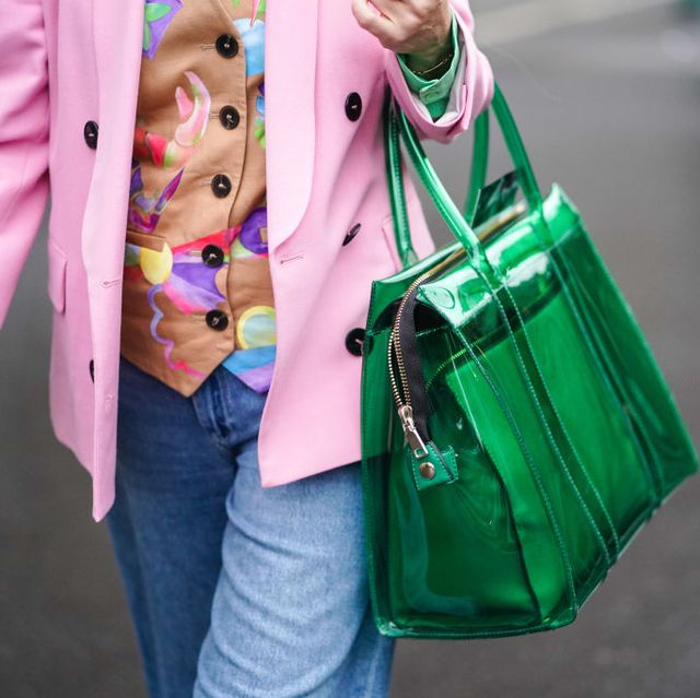 een gast draagt vinyltas tijdens paris fashion week