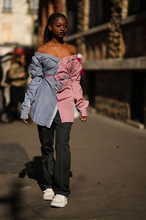 vrouw met blouse in twee kleuren en pantalon