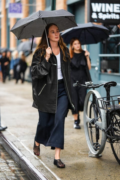 La gabardina negra de cuero al estilo 'Matrix' es tendencia