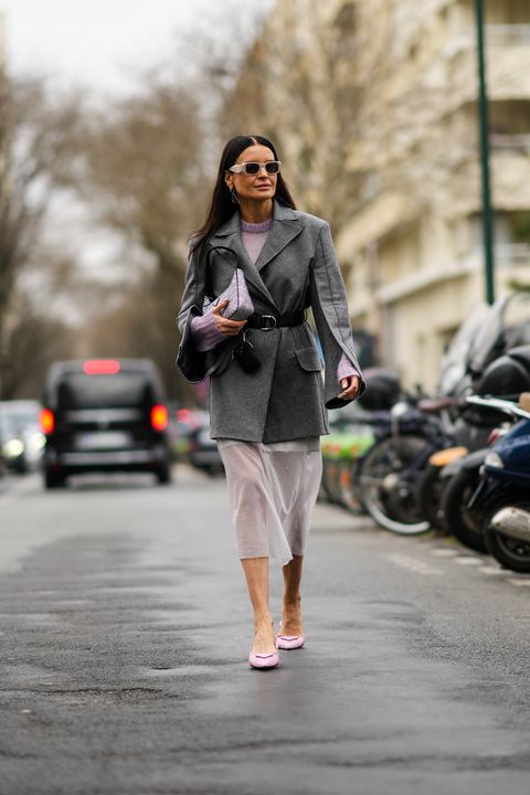 paris fashion week gast in blazer met riem