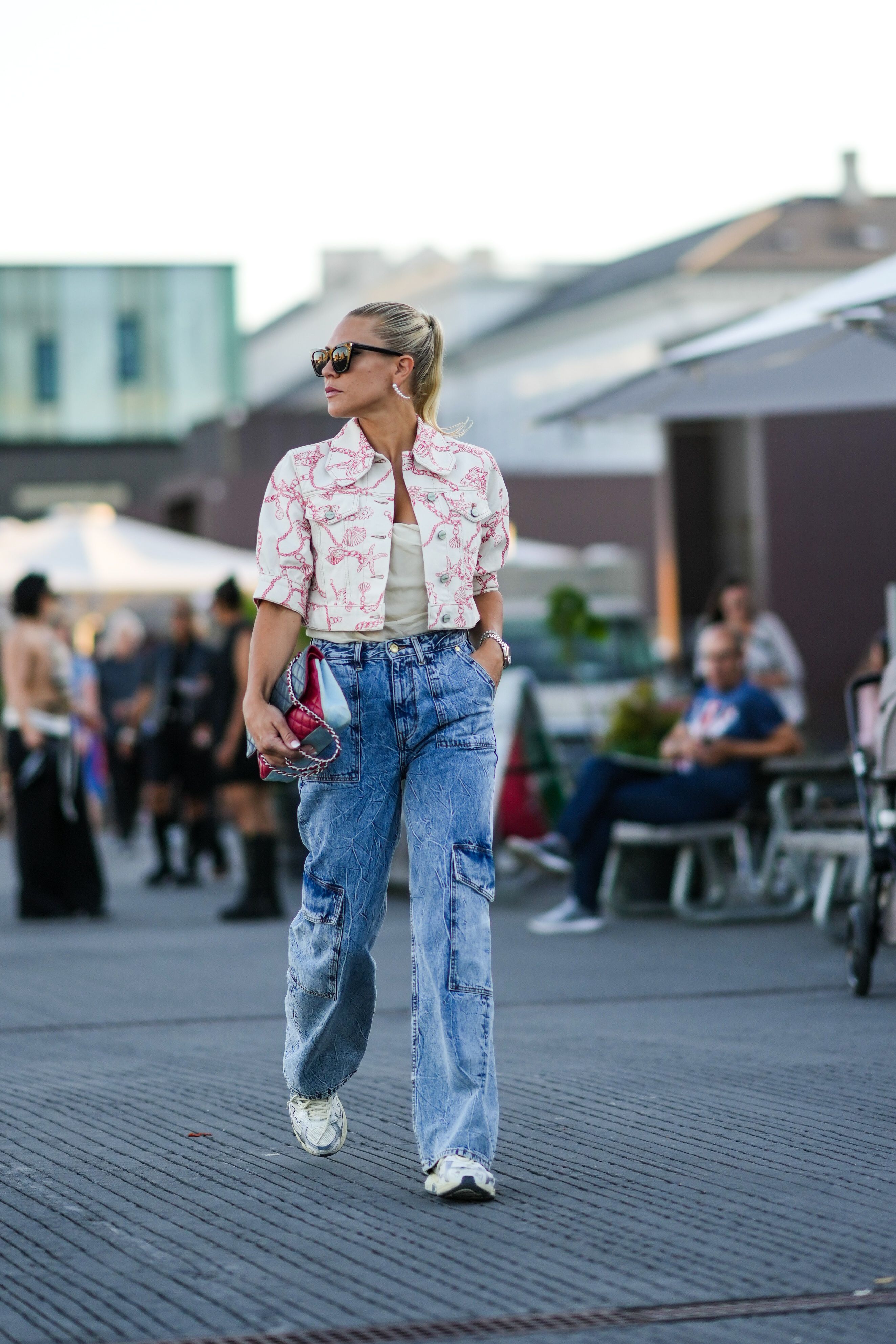 10 ideas de 'looks' con zapatillas blancas para el otoño