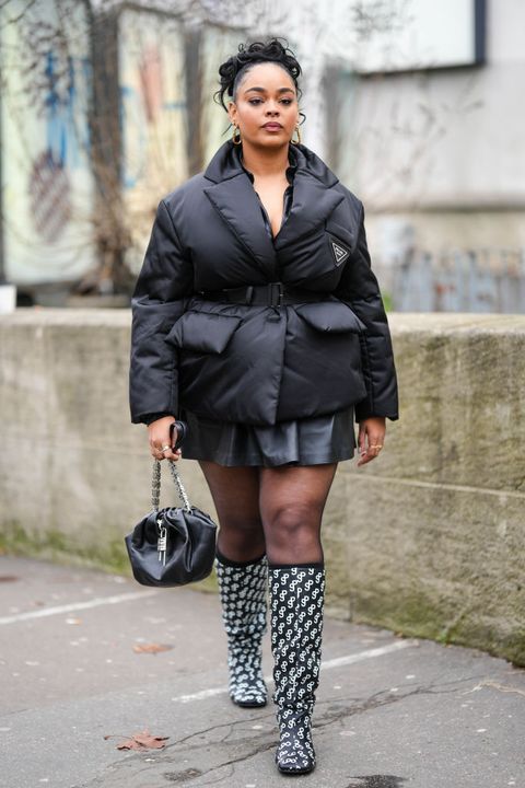 vrouw draagt jas met rokje en laarzen