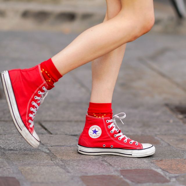Amazon vende zapatillas rojas celebrar Valentín