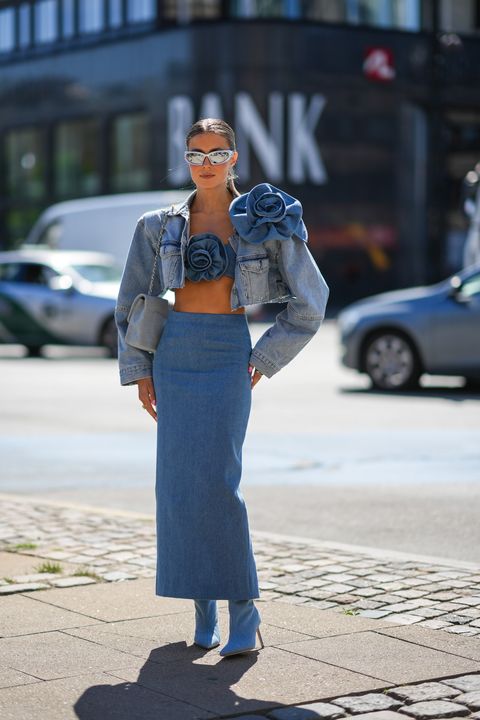 vrouw in blauwe outfit tijdens copenhagen fashion week