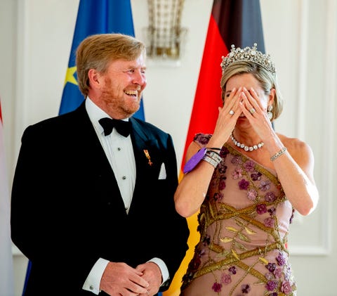 Los reyes Guillermo y Máxima de Holanda los reyes de holanda vestidos de gala, máxima se tapa la cara con las manos