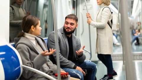 man knoopt praatje aan met vrouw in de metro