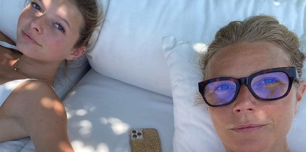 Gwyneth Paltrow Poses With Daughter Apple For Beach Bikini Seflie 9995