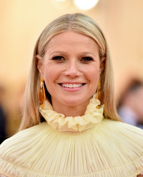 gwyneth paltrow portret in zacht gele jurk met oorbellen