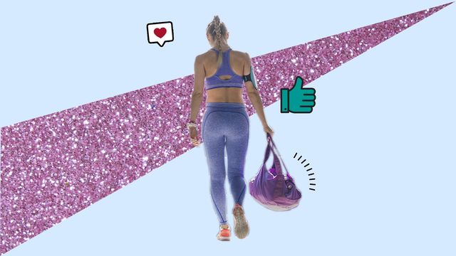 mujer yendo al gimnasio con ropa deportiva