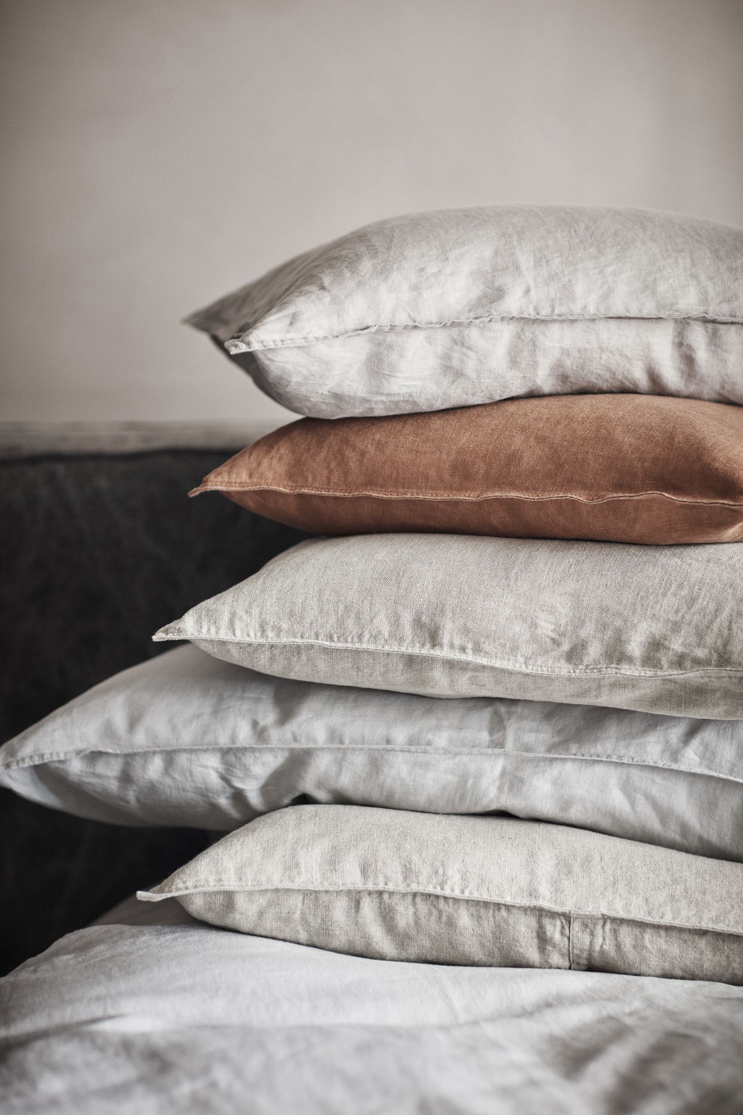 10 Ways To Dress A Bed Like A Designer 100 Fancy Metallic Linen Square Pillow