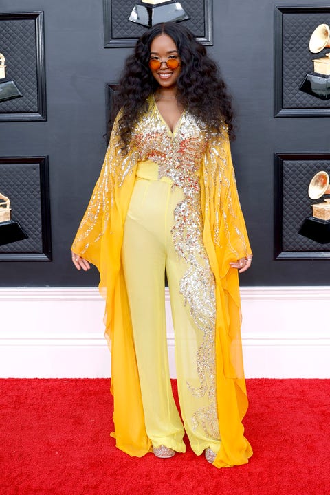 her en la alfombra roja de los grammy 2022