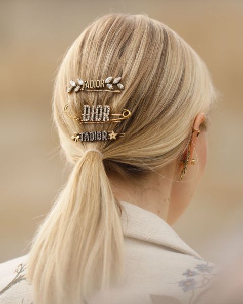 haarclips tijdens fashion week blond haar staart