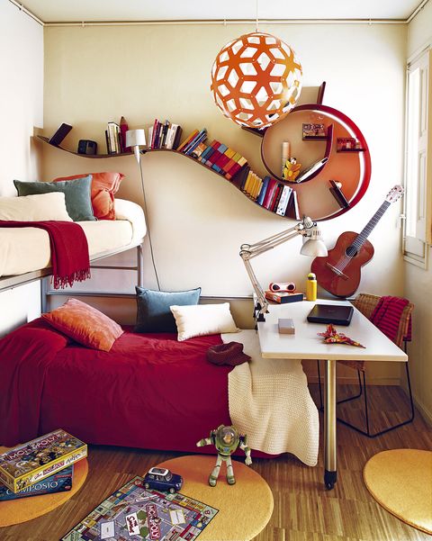 decoración estilo cluttercore habitación juvenil