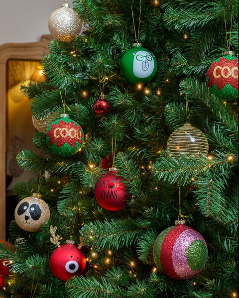 decoración del árbol de navidad con adornos de bola con motivos infantiles, de habitat