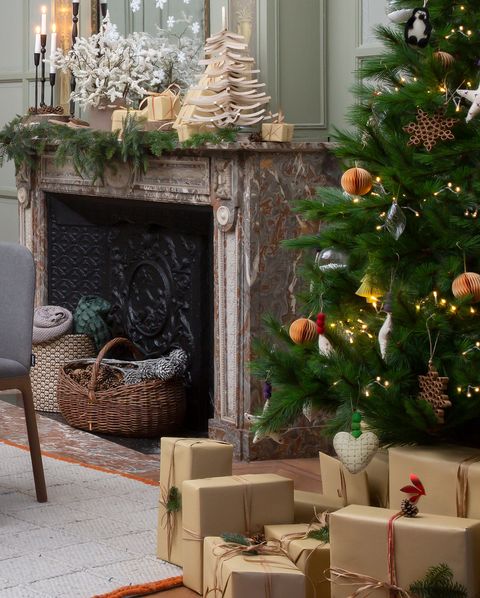 decorar la chimenea en navidad con el abeto, de habitat