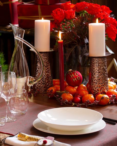 mesa de navidad en dorado con velas y adornos de habitat