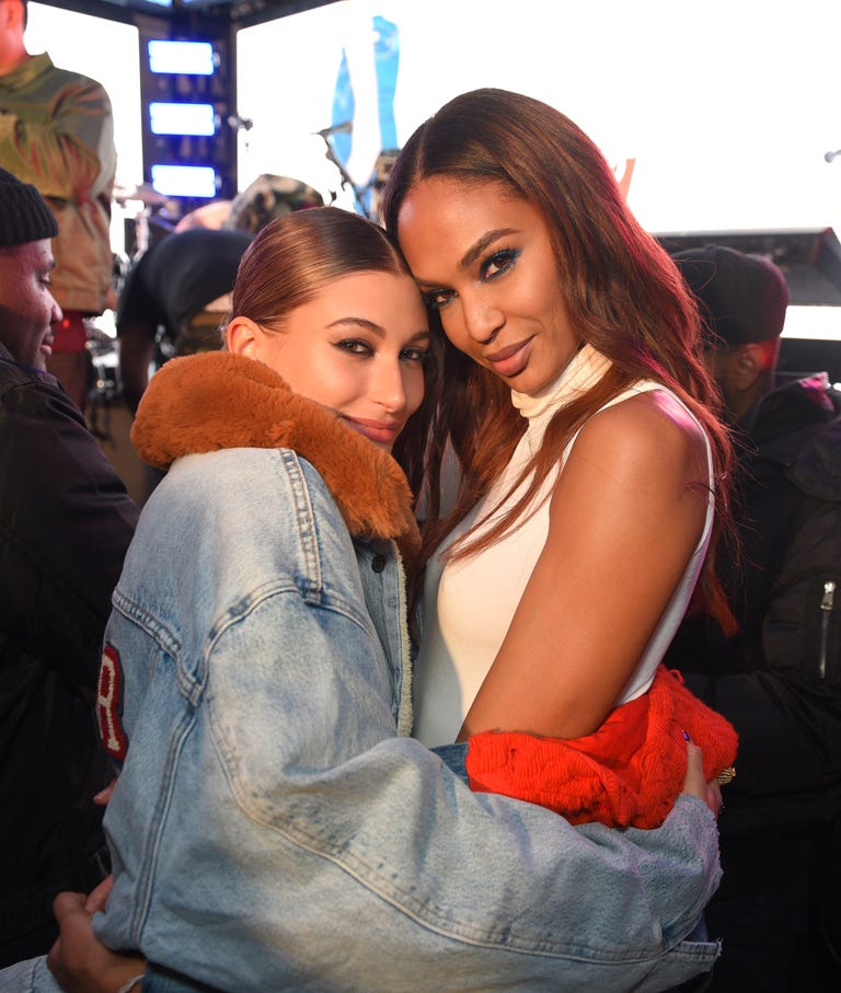 Hailey Baldwin terlihat menggunakan jaket bertuliskan 'Bieber' di punggungnya. (Elle.com)