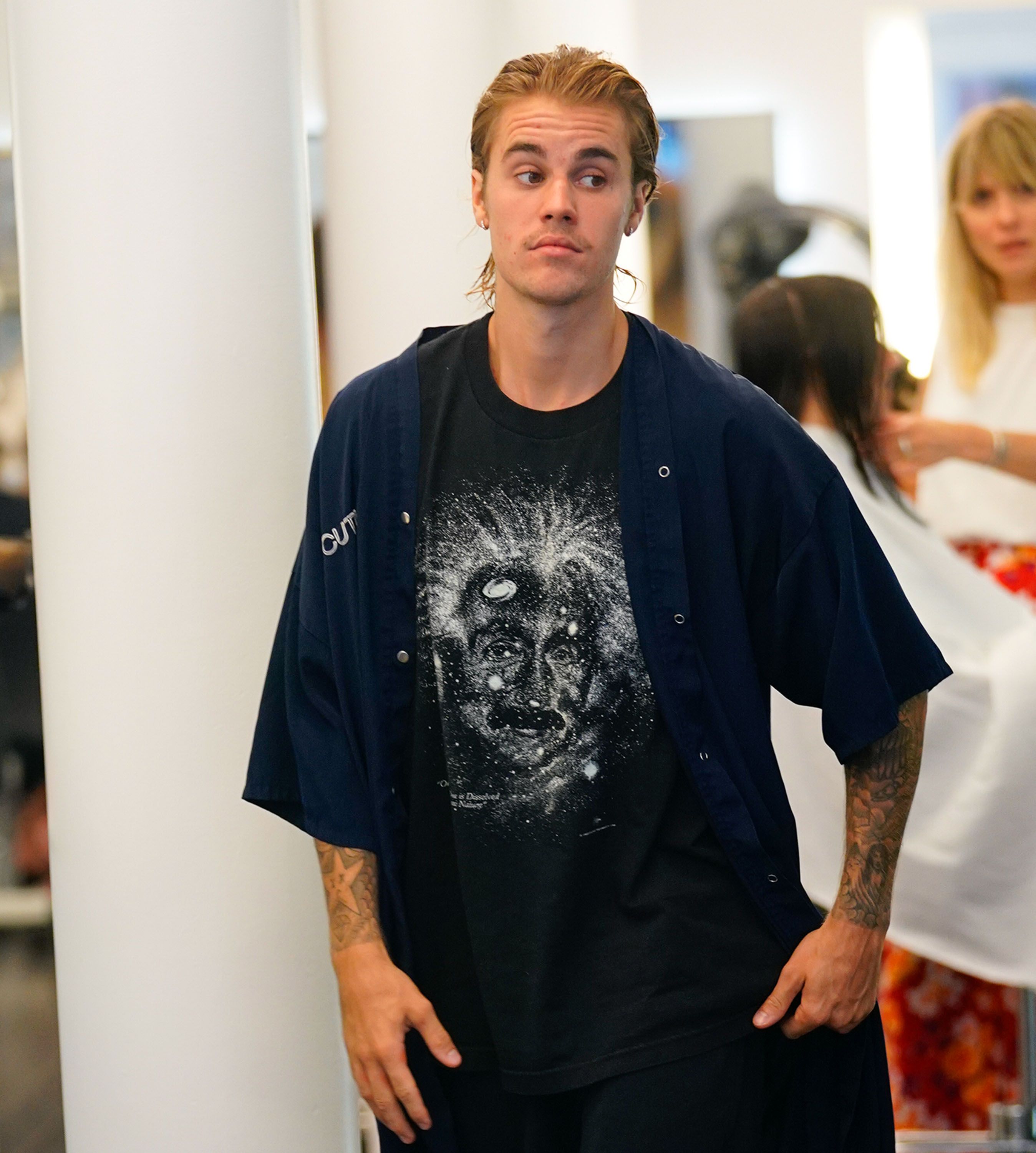 Justin Bieber Wears A Hilarious Disguise To Surprise Fans In