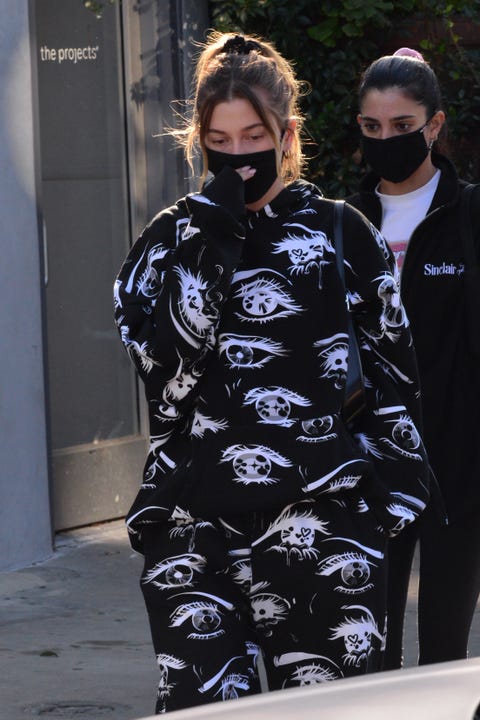 Hailey Bieber apuesta por un chándal de Bershka y Billie Eilish