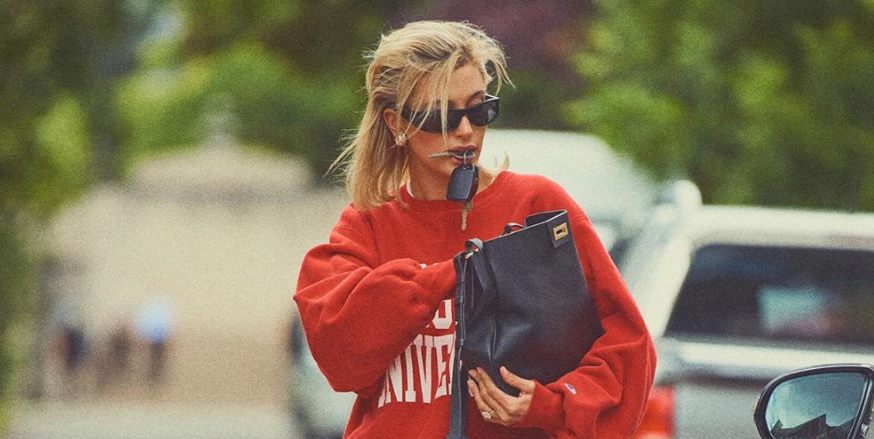 Hailey Bieber laat zich met deze nieuwe look weer inspireren door prinses Diana - VOGUE Nederland