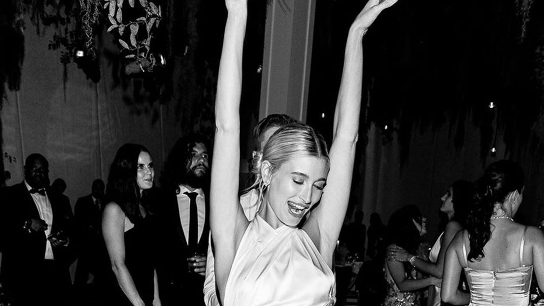 Hailey Baldwin ha llevado tres vestidos el día de su boda Hailey Baldwin ha llevado tres vestidos el día de su boda