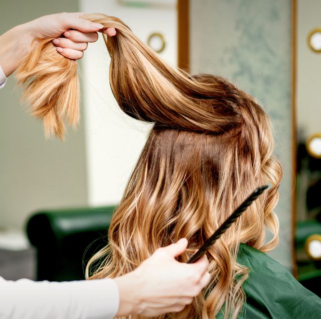 本記事では、初心者でも失敗しない「ツヤのある巻き髪」を上手につくるための方法を専門家たちが伝授！ カールアイロンはもちろん、ストレートアイロンなど、ツール別での髪の巻き方を解説します。