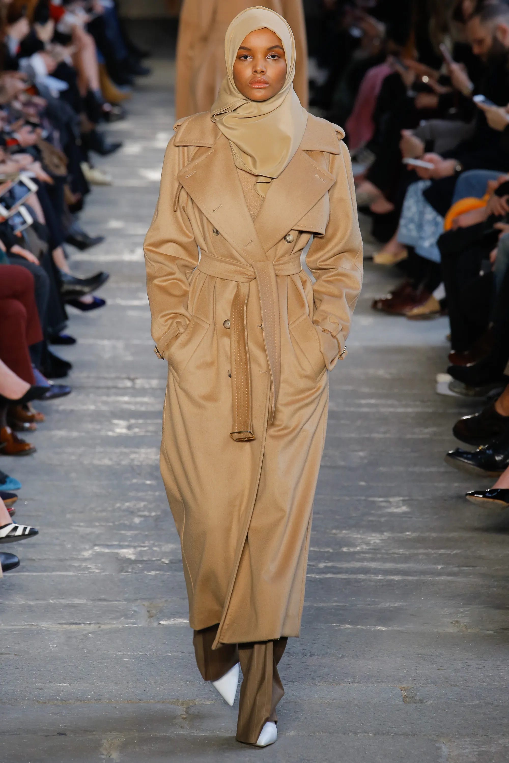 halima aden max mara toamna 2017 pista model monocrom fashion week