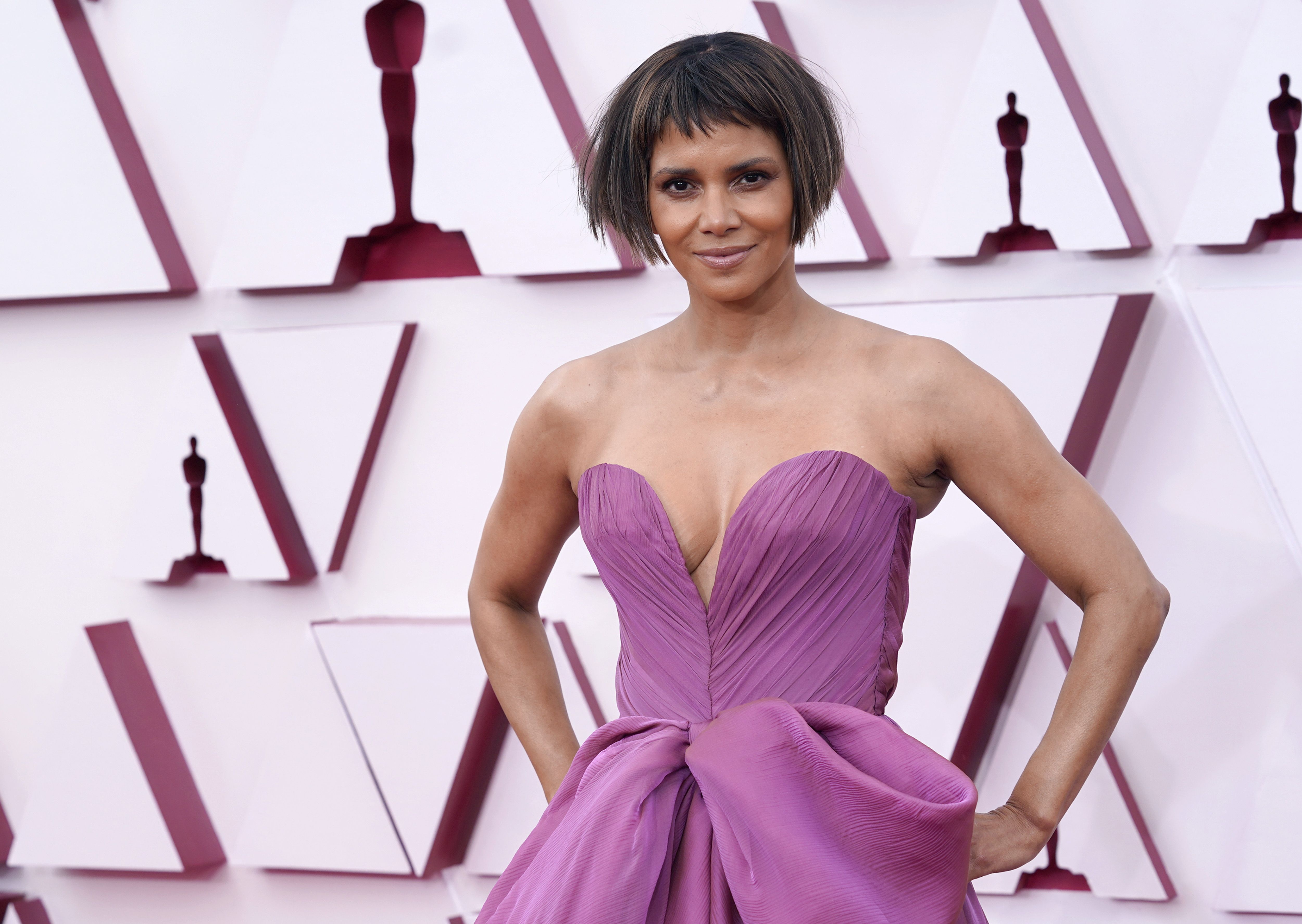 Halle Berry Debuted New Bob Haircut At The 21 Oscars