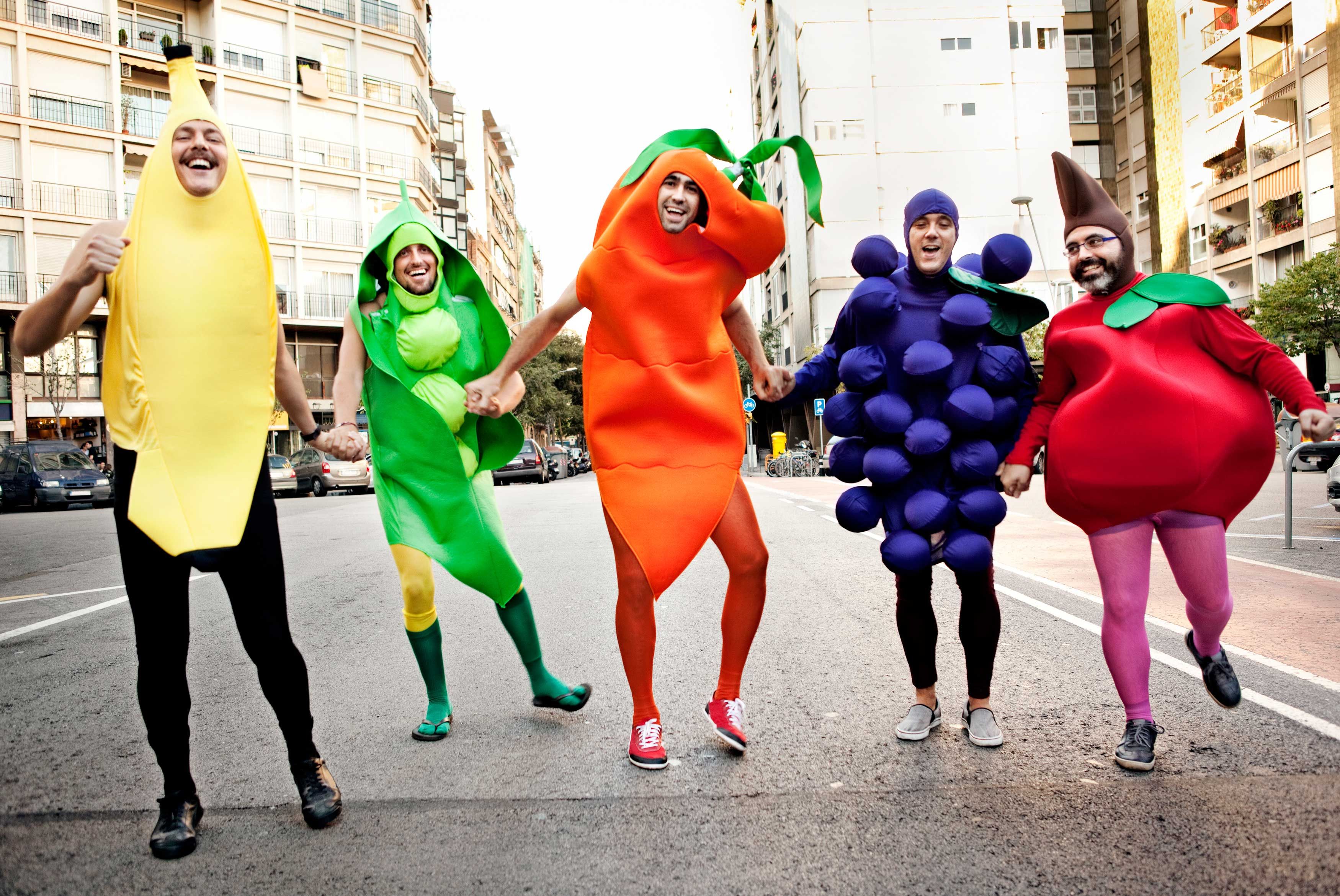 Люди в костюмах фруктов