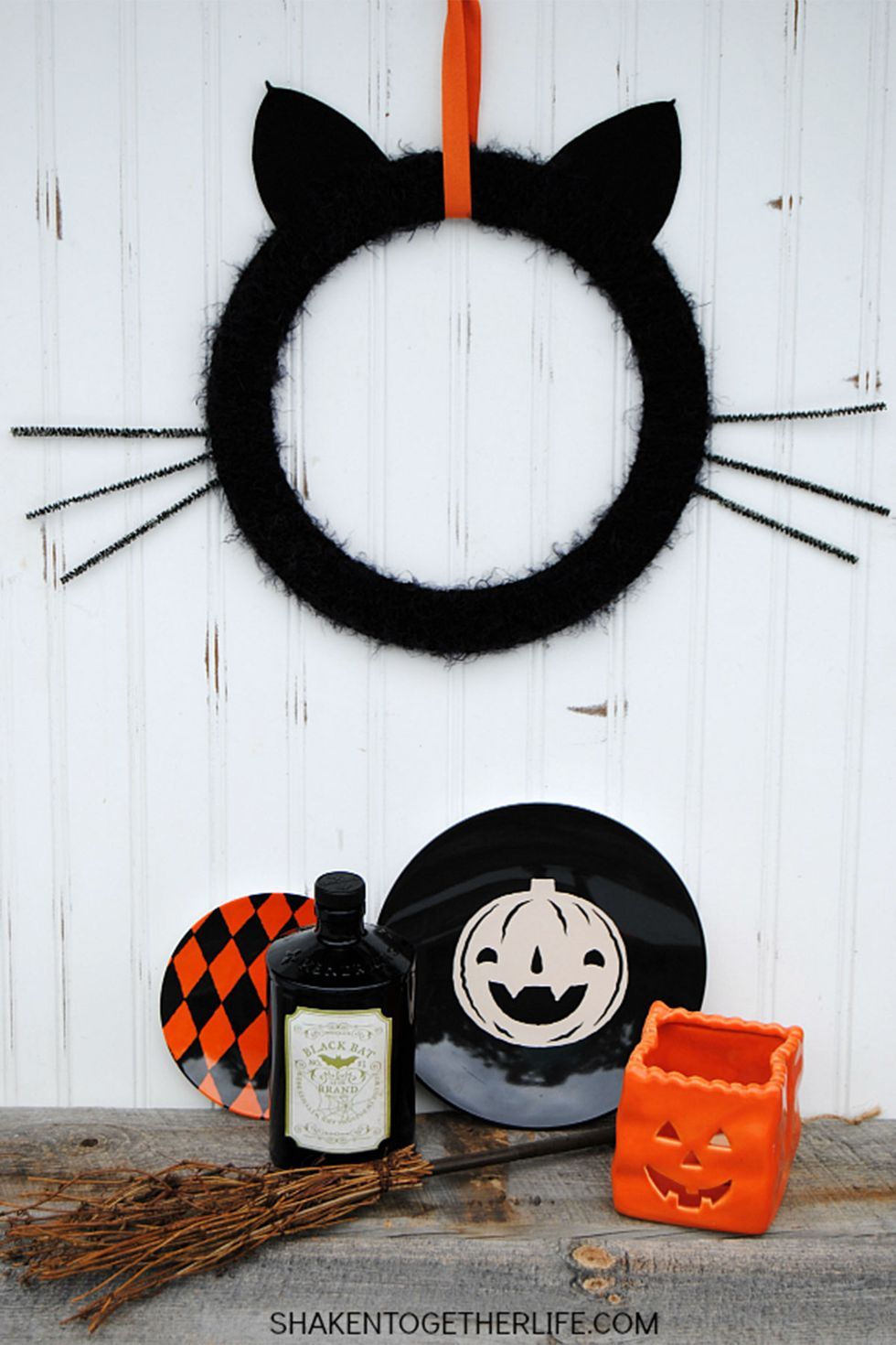 25 Best Halloween Wreaths DIY Halloween Wreath Ideas   Halloween Wreath Cat 1626277536 