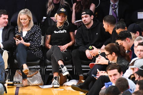 celebrities at the los angeles lakers game