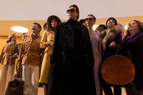 halston l to r shannan wilson as bobbi mahoney, bill pullman as david mahoney, the halstonettes, ewan mcgregor as halston, rebecca dayan as elsa peretti, krysta rodriguez as liza minnelli, and shawna hamic as pat ast in episode 102 of halston cr atsushi nishijimanetflix © 2021