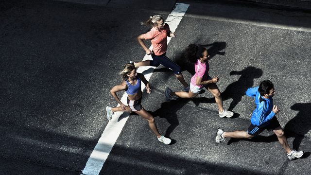 mensen lopen een halve marathon middels een halve marathon trainingsschema
