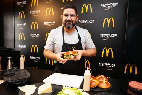 McDonald's presenta nuevas hamburguesas con estrella (Michelin) Y según el chef Dani García, ni tanta grasa, ni aditivos, ni mala materia prima. Así que puedes entregarte a la causa