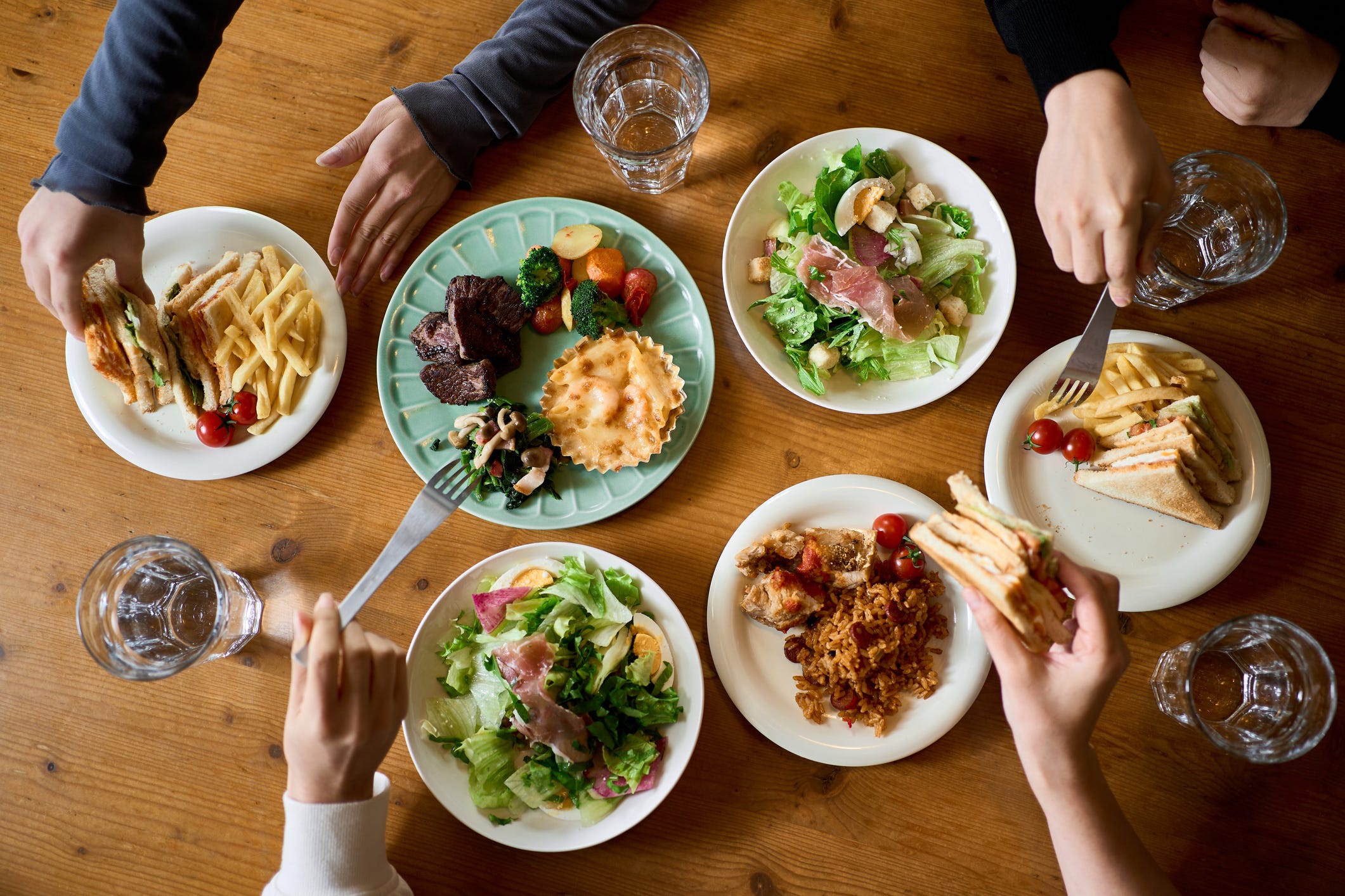 The Right Time To Eat Dinner, According To A Nutrition Expert