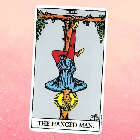 la carta del tarot el ahorcado, que muestra a un hombre colgado boca abajo, con un pie atado a un árbol