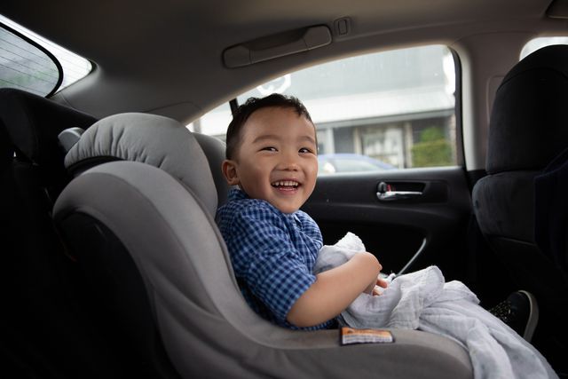 anak laki-laki bahagia di dalam mobil