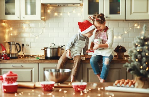Crăciun card idei copii fericit băiat și fată coace cookie-uri de Crăciun